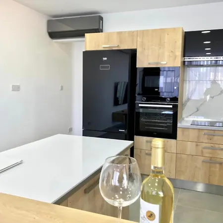 Eden Garden 2 Bedroom Alsancak דירה *